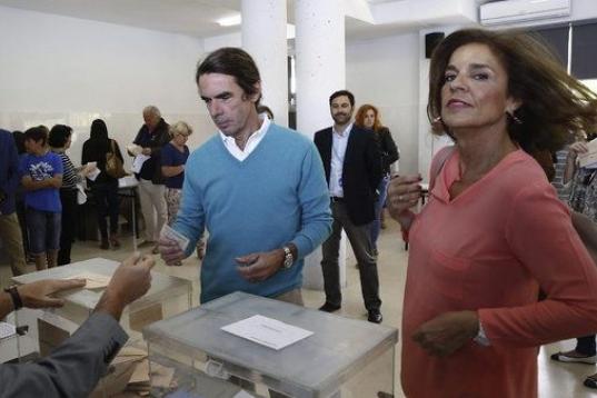 El ex presidente del Gobierno, José María Aznar, y su esposa, la alcaldesa saliente de Madrid, Ana Botella, votando en Madrid. 