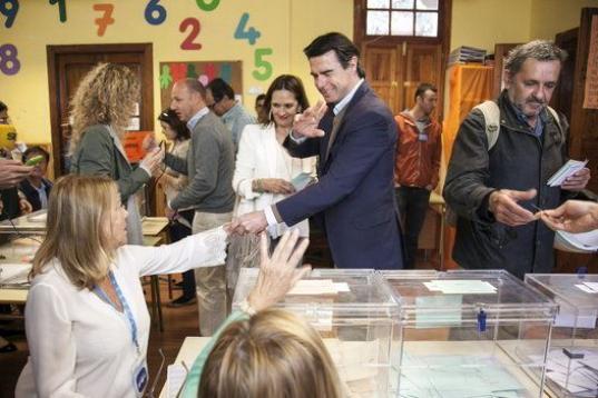El ministro de Industria y presidente del PP de Canarias, José Manuel Soria, ha ejercido su derecho al voto, en compañía de su mujer en el colegio público Adela Santana de Tarifa, en Las Palmas de Gran Canaria.