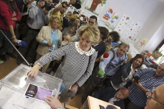 Esperanza Aguirre, votando en el barrio de Malasaña de Madrid. Ella es candidata a la Alcaldía por el PP. 