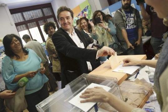 Luis García Montero, candidato de IU a la Asamblea de Madrid, vota con su esposa, la escritora Almudena Grandes. 