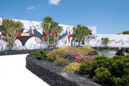 La casa de César Manrique, en la que desarrolló su obra desde 1986, se encuentra en la preciosa isla de Lanzarote y en ella vivió hasta su muerte en 1992. De estética rural y cuidada decoración colorida, la cas...