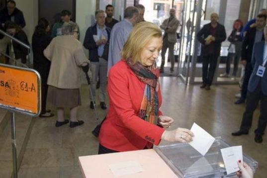 La candidata del PP al Gobierno de Aragón, Luisa Fernanda Rudi, ha ejercido su derecho al voto en el Colegio Montessori de Zaragoza