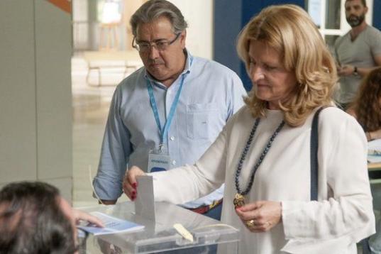 Juan Ignacio Zoido, alcalde de Sevilla y candidato a la reelección por el PP, a punto de votar. 