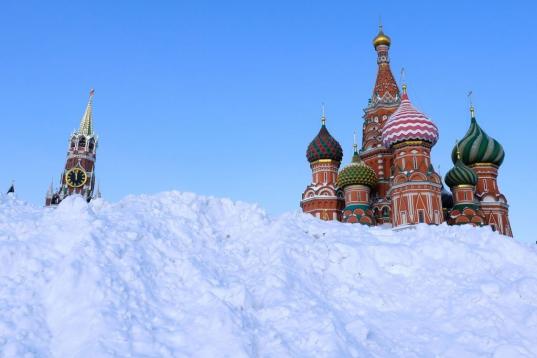 La Catedral de San Basilio, en la Plaza Roja de Moscú, casi escondida tras la acumulación de nieve