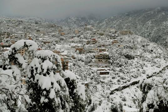 Ehmej, al norte de Beirut, Líbano, "pintada" de blanco entre montañas
