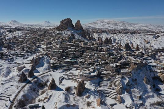 Las "chimeneas de hadas" de la región de Capadocia, Turquía, tampoco han escapado de las nevadas