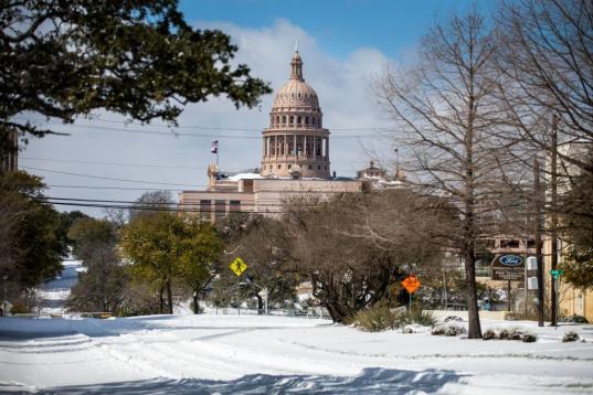 El Capitolio de Texas, EEUU, rodeado de nieve