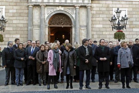 El presidente de la Generalitat, Carles Puigdemont, y la presidenta del Parlamento, Carme Forcadell, salen juntos del Palau de la Generalitat con los tres acusados.
