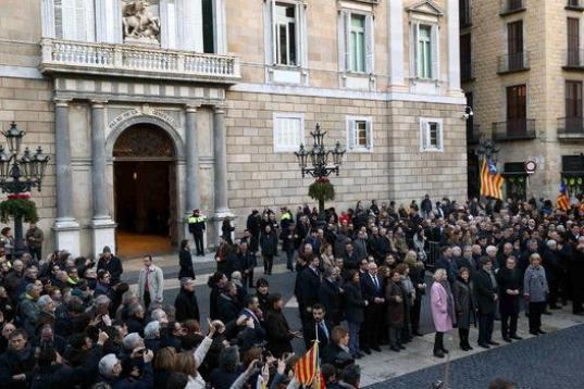 El Govern y los acusados, a las puertas del Palau de la Generalitat antes de dirigirse al Palacio de Justicia de Barcelona.