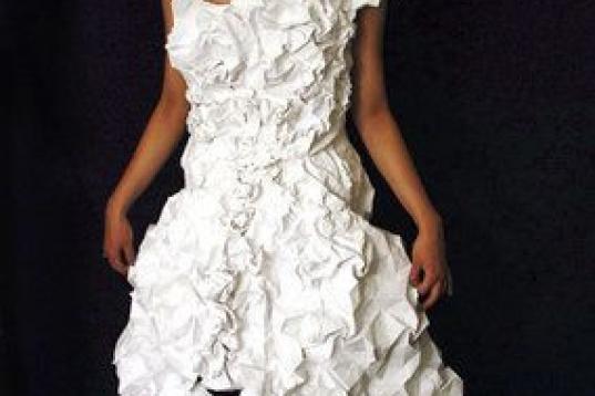 Vestidos de novia DIY: diseños hechos con guantes, vasos y botellas de  plásticos