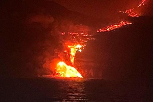 La lava llegando al mar en La Palma,