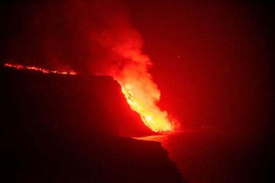 La colada de lava llega al mar este martes tras la erupción en La Palma.