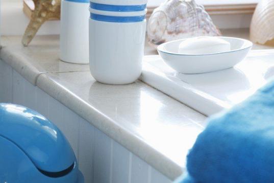 "Intentas enjuagar bien el cepillo después de lavarte los dientes, pero al final la suciedad siempre acaba acumulándose en el vaso donde lo dejas", afirma Johnson. La NSF descubrió que el 27% de los vasos con cepillos de dientes examinados co...