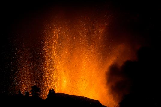 Restos volcánicos salen disparados tras la erupción