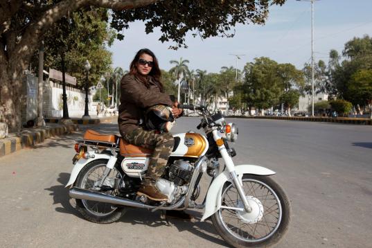 Mehwish Ekhlaque, de 26 años, motera y entrenadora, en Karachi, Pakistán. "Cuando planeé la Paquistán Bike Tour, muchos de mis colegas masculinos me dijeron como consejo que no lo hiciera, que no iba a ser ni seg...