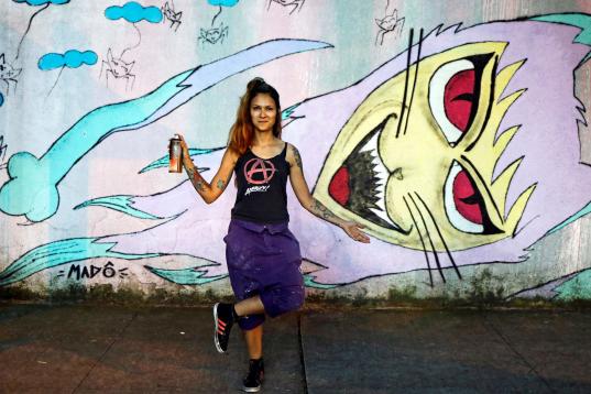 Mado, de 34 años, artista brasileña, frente a una de sus obras en el barrio de Vila Madalena en Sao Paulo. "Una vez una empresa no me quería contratar para pintar un mural porque decía que las mujeres no pod&iacu...