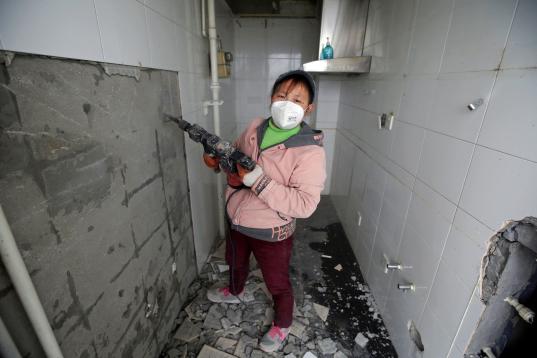 Deng Qiyan, de 47 años, madre de tres hijos y trabajadora de decoración una empresa de reformas, posa en un edificio de apartamentos en construcción en Pekín, China. "A veces la desigualdad de género se da...