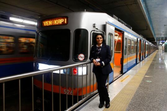 Serpil Cigdem, de 44 años, conductora de metro, en la estación de Yenikapi de Estambul, Turquía. "Cuando solicité un empleo hace 23 años como conductora me dijeron que era una profesión de hombres. ...