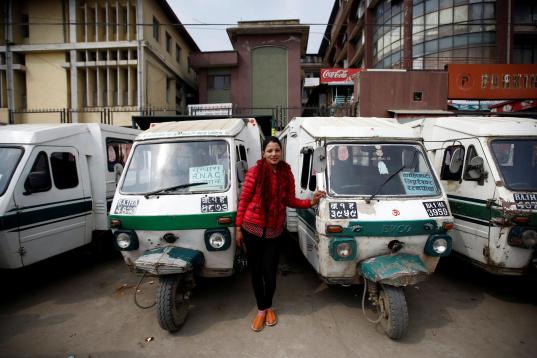 Januka Shrestha, de 25 años, conductora de tuk tuk, el tradicional motocarro de Katmandú, Nepal. "No hay diferencia en un vehículo conducido por una mujer y el que lleva un hombre. A veces hay quien trata de dominarte e...