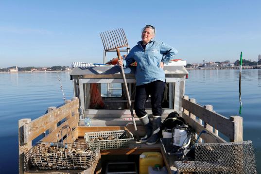 Valerie Perron, de 53 años, posee una granja de ostras. En la imagen aparece en su barco en Andernos, suroeste de Francia. "No hay que olvidar que son las mujeres, las mamás, las que crían a los niños. Cambiar de...