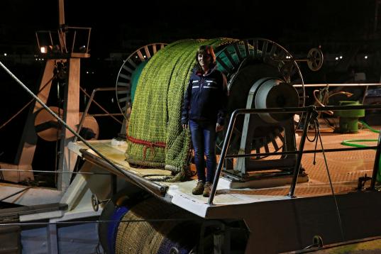 Raquel Gómez Delgado, de 43 años, inspector de pesca marítima, se embarca en un barco pesquero en el puerto de Punta del Moral de Huelva, España. "En mi opinión la única manera de acabar con la desi...