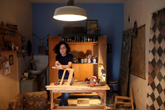 Lejla Selimovic, de 34 años, restauradora de muebles, en su taller de Zenica, Bosnia y Herzegovina. "En mi país esta es una profesión inusual para una mujer, pero hasta ahora no he conocido a nadie que lo vea de un modo...