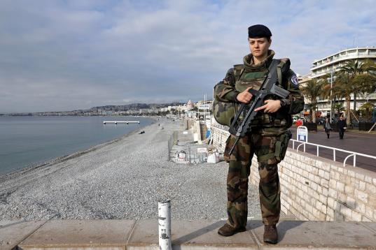 Merylee, de 26 años, soldado, posando en Niza, Francia. "La paridad en el ejército ya existe, el uniforme tiene prevalencia sobre el género".