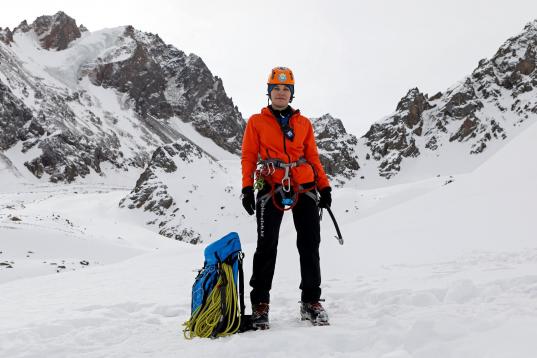 Julia Argunova, 36 años, instructora de montañismo, a 3.200 metros sobre el nivel del mar en las montañas de Tien Shan, cerca de Almaty, Kazajstán. "La fuerza física beneficia a los colegas masculinos en a...