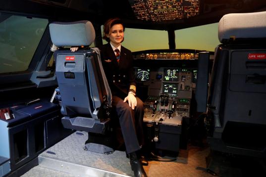 Maria Uvarovskaya, piloto, en un simulador de vuelo de la firma Aeroflot en el aeropuerto de Sheremetyevo, cerca de Moscú, Rusia. "Se tiene que hacer mucho más para superar las diferencias de género". 