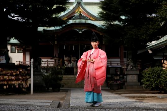 La sacerdotisa sintoísta Tomoe Ichino, de 40 años, posa en el Santuario de Imado en Tokio. "En general, la gente piensa que ser una sacerdotisa es una profesión de hombre. La gente no sabe que existimos, por lo que...