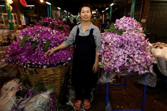 Ram, de 46 años, posa en su puesto en el mercado de las flores de Bangkok, Tailandia. "En este mercado los hombres hacen los trabajos duros, llevan cosas pesadas, cargan los camiones".