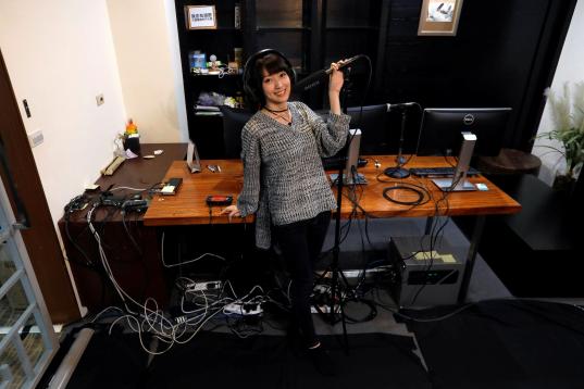 Yuniko Chung, de 24 años, locutora en un programa de videojuegos, en su oficina en Taipei, Taiwán. "Siempre oigo a la gente decir que no siguen programas o producciones de videojuegos que lleven mujeres porque las buscan por s...
