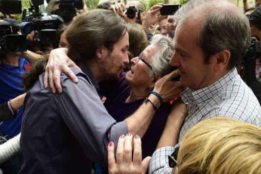 El líder de Podemos, Pablo Iglesias, saluda a vecinos de Madrid tras el pleno de investidura de Carmena.