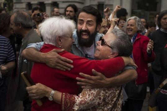 Vecinos de Madrid celebran la investidura de Carmena en Cibeles.