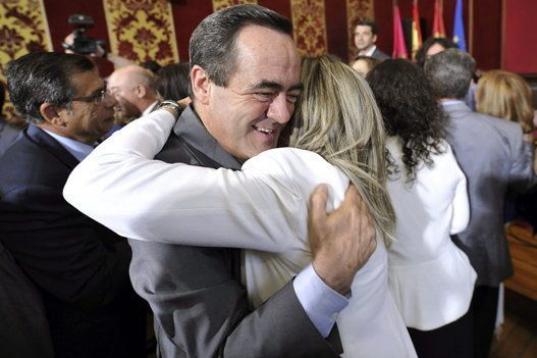 La nueva alcaldesa socialista de Toledo, Milagros Tolón, abraza a José Bono tras ser proclamada.