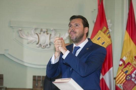 Óscar Puente (PSOE), emocionado en su investidura como alcalde de Valladolid.