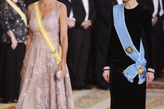 En la cena de gala en honor al presidente Mauricio Macri y su esposa, Juliana Awada, en la que lució por primera vez joyas de pasar de la Casa Real, en concreto la simbólica tiara Flor de Lis.