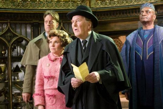 El actor británico Robert Hardy, conocido por participar en la saga de películas de Harry Potter interpretando al Ministro de Magia Cornelius Fudge, falleció el 3 de agosto a los 91 años. 