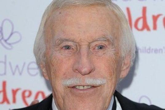 El presentador británico Bruce Forsyth falleció el 18 de agosto de 2017 a los 89 años a causa de una neumonía bronquial.

Reconocido con el Premio Guinness de los récords por tener la carrera más lo...