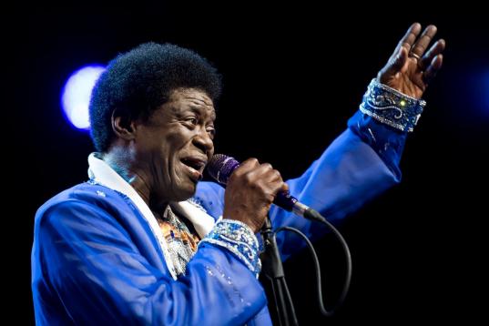 El cantante de soul falleció el 23 de septiembre, a los 68 años, tres semanas después de hacer público que se le había diagnosticado un cáncer de hígado.

Debutó en 2011 con el álbum...