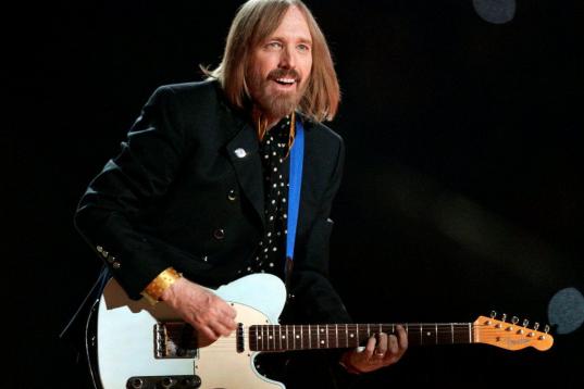 El rockero estadounidense falleció el 2 de octubre a los 66 años tras sufrir un ataque cardiaco un día antes en su casa de Malibú (California). 

A lo largo de su carrera, Petty vendió más de 80.000...