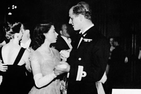 Felipe de Edimburgo e Isabel II bailando en su presentación en Escocia antes de su matrimonio en 1947.