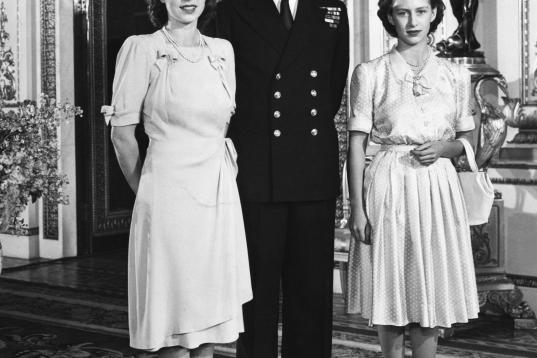 La princesa Margarita, Isabel II y Felipe de Edimburgo en Buckingham en 1947.
