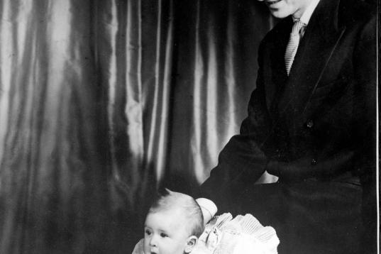 Junto a su hijo el príncipe Carlos en el palacio de Buckingham en 1948.