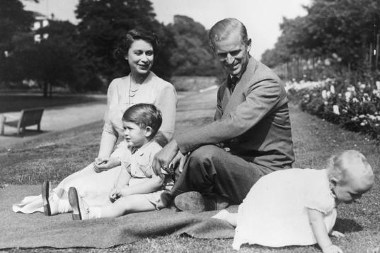Jugando con sus hijos Carlos y Ana en 1951.