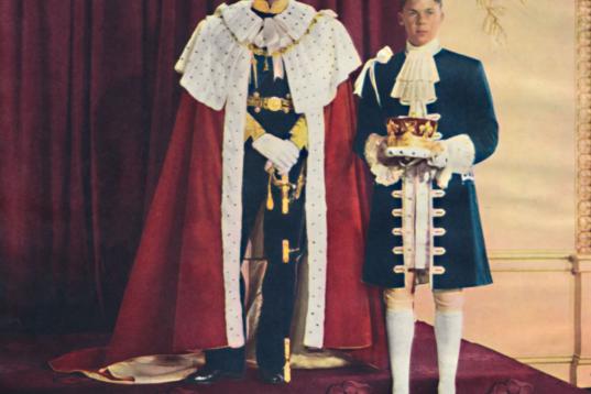 Con su paje tras la coronación de Isabel II.