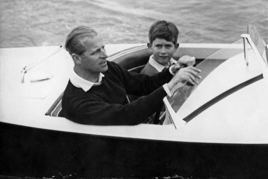 En barco con su hijo Carlos en 1955.