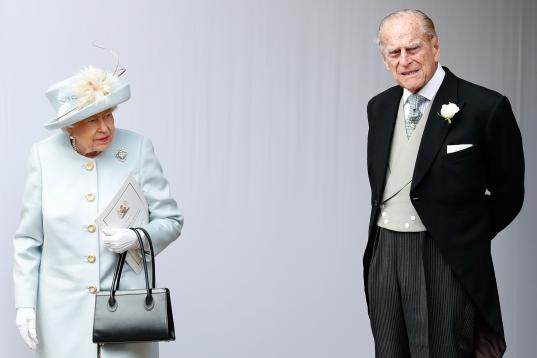 El duque de Edimburgo e Isabel II en la boda real de Eugenia de York en 2018.