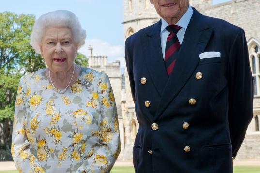 Junto a Isabel II en su felicitación por su 99º cumpleaños en 2020.