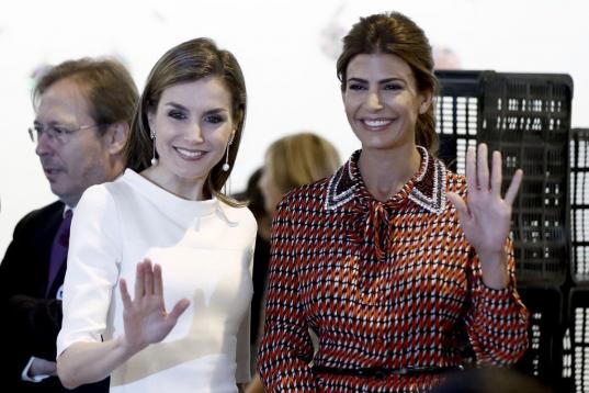 En la inauguración de la feria de arte contemporáneo ARCO, en Madrid, con el presidente argentino Mauricio Macri y su esposa, Juliana Awada.